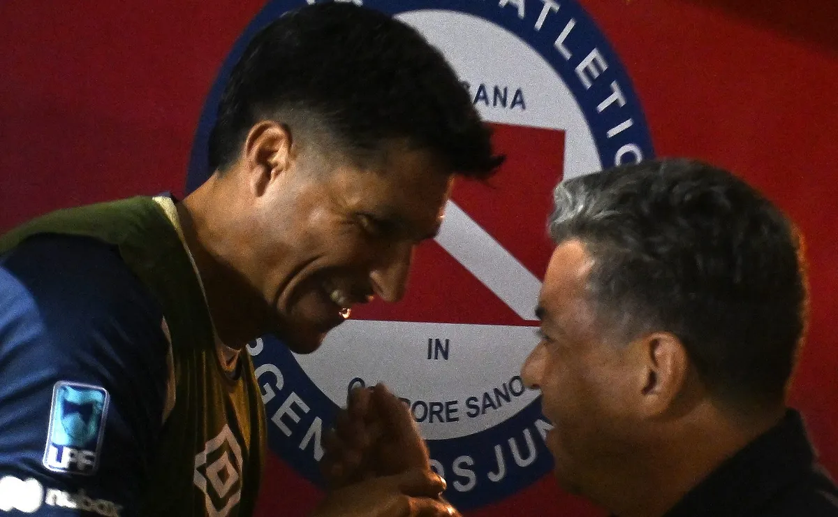 El saludo entre Gallardo y Enzo Pérez.