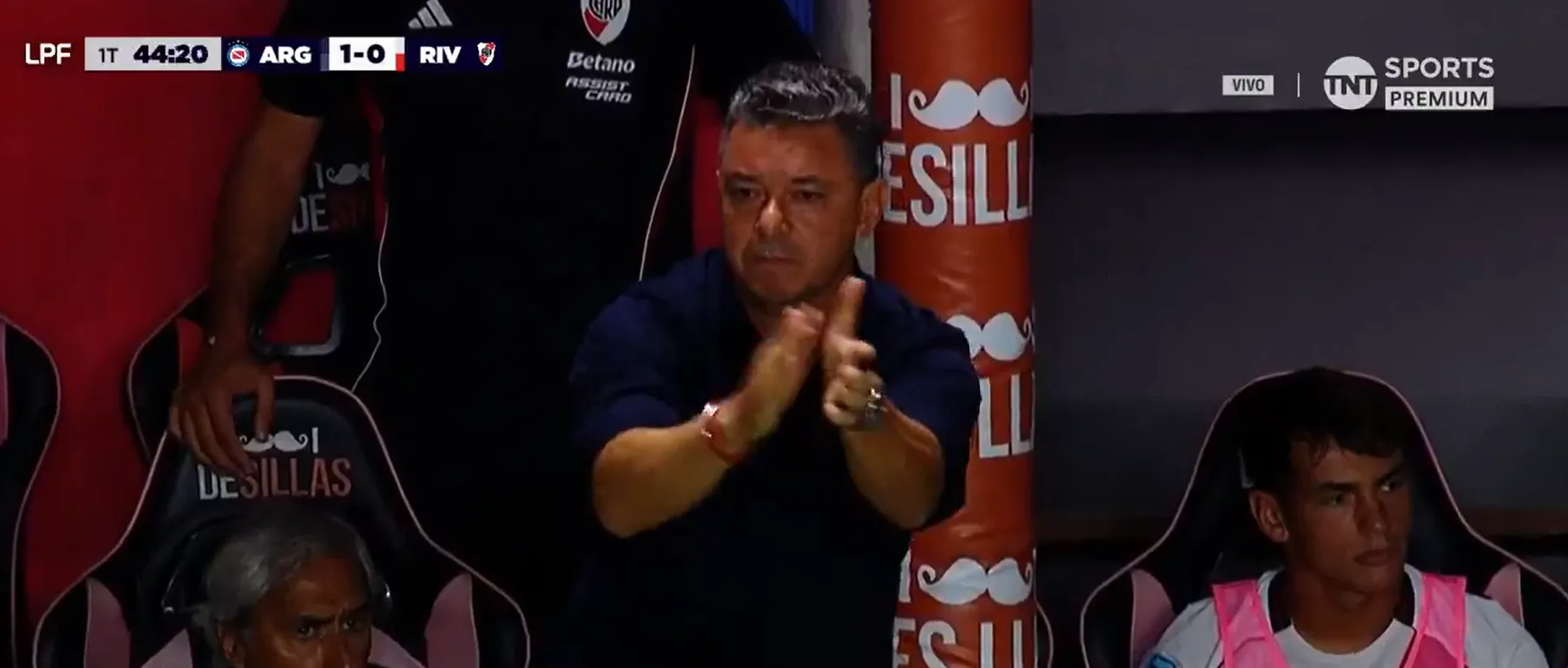 Gallardo aplaudió a Merlos y fue expulsado.