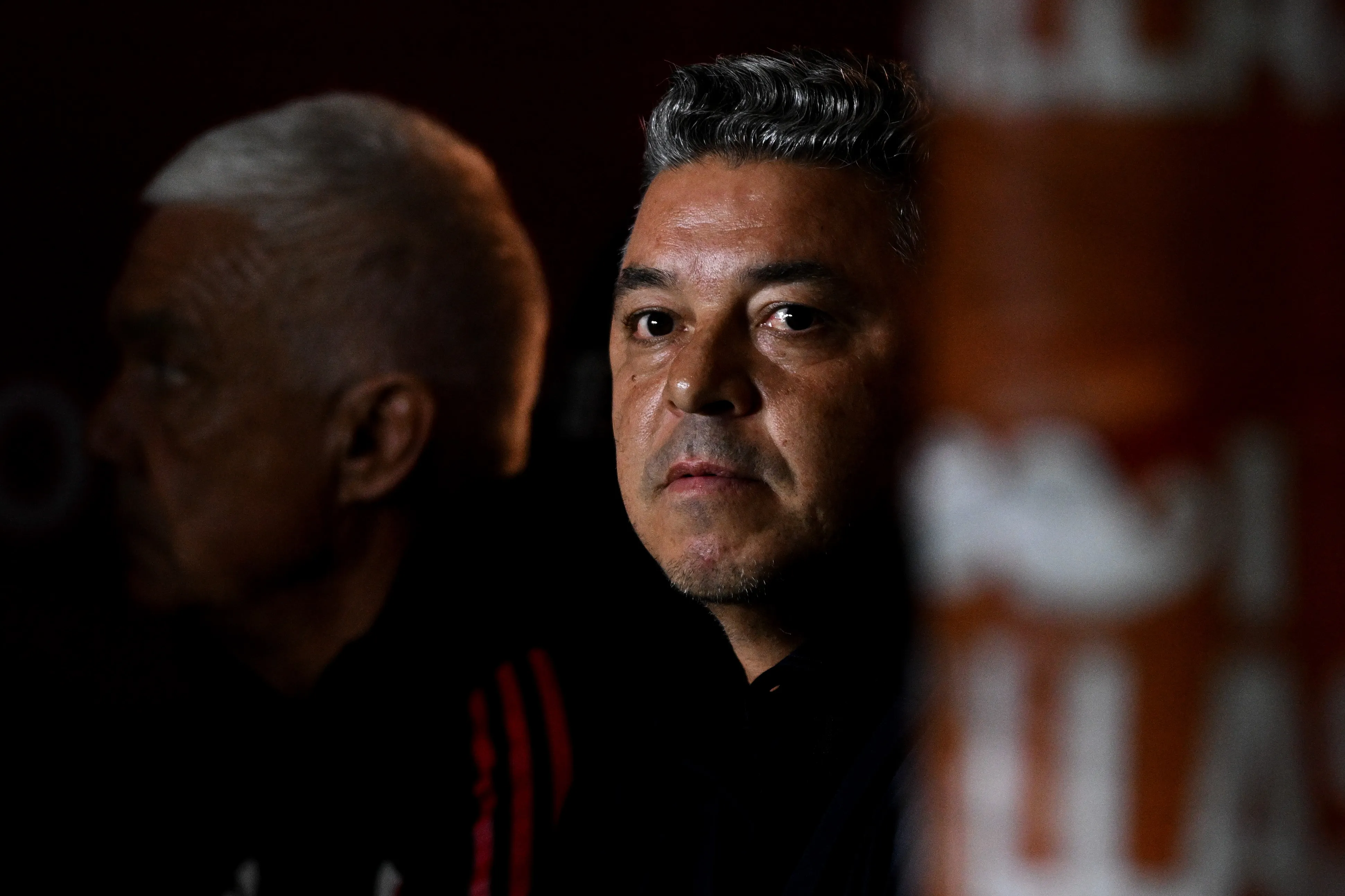Marcelo Gallardo esperó a Merlos en la zona de vestuarios durante el entretiempo. La seguridad intervino para que el altercado no pasara a mayores. (Getty Images)