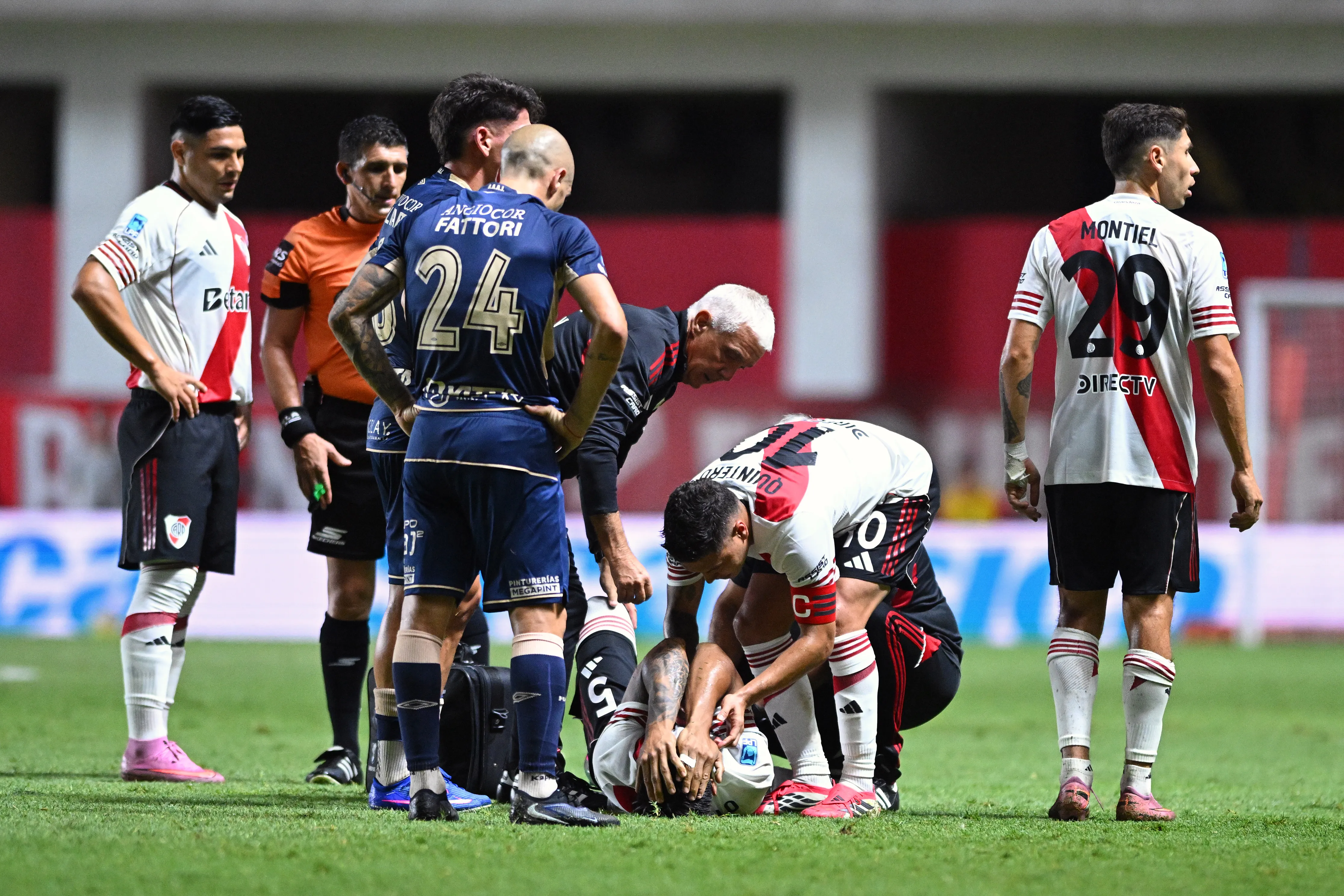 Portillo se lesionó al intentar trabar una pelota que se le fue larga. (Getty Images)