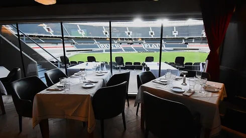 El Bodegón se ubica en la explanada de la Belgrano y tiene salida directa a la tribuna y una visual total del campo de juego del Monumental.