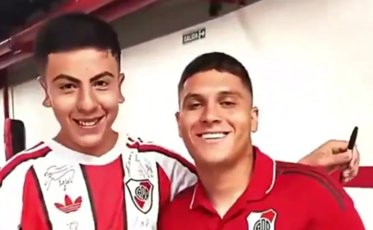 Lindo gesto de Juanfer y varios jugadores con un hincha de River.
