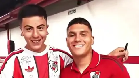 Lindo gesto de Juanfer y varios jugadores con un hincha de River.