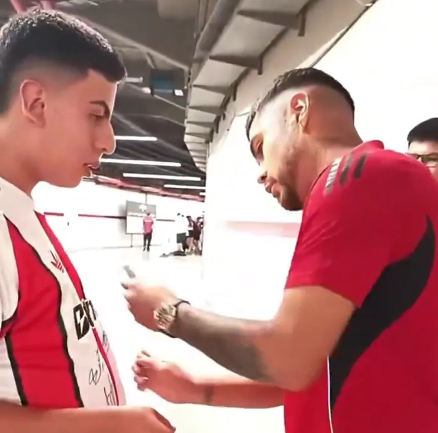 Paulo Díaz le firmó la camiseta pero le cuestionaron su actitud con Lisandro.