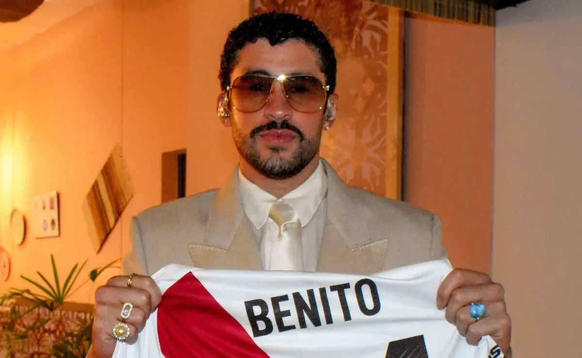 El cantante posó con el manto sagrado.