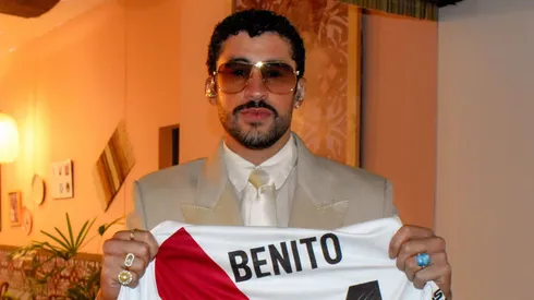 El cantante posó con el manto sagrado.