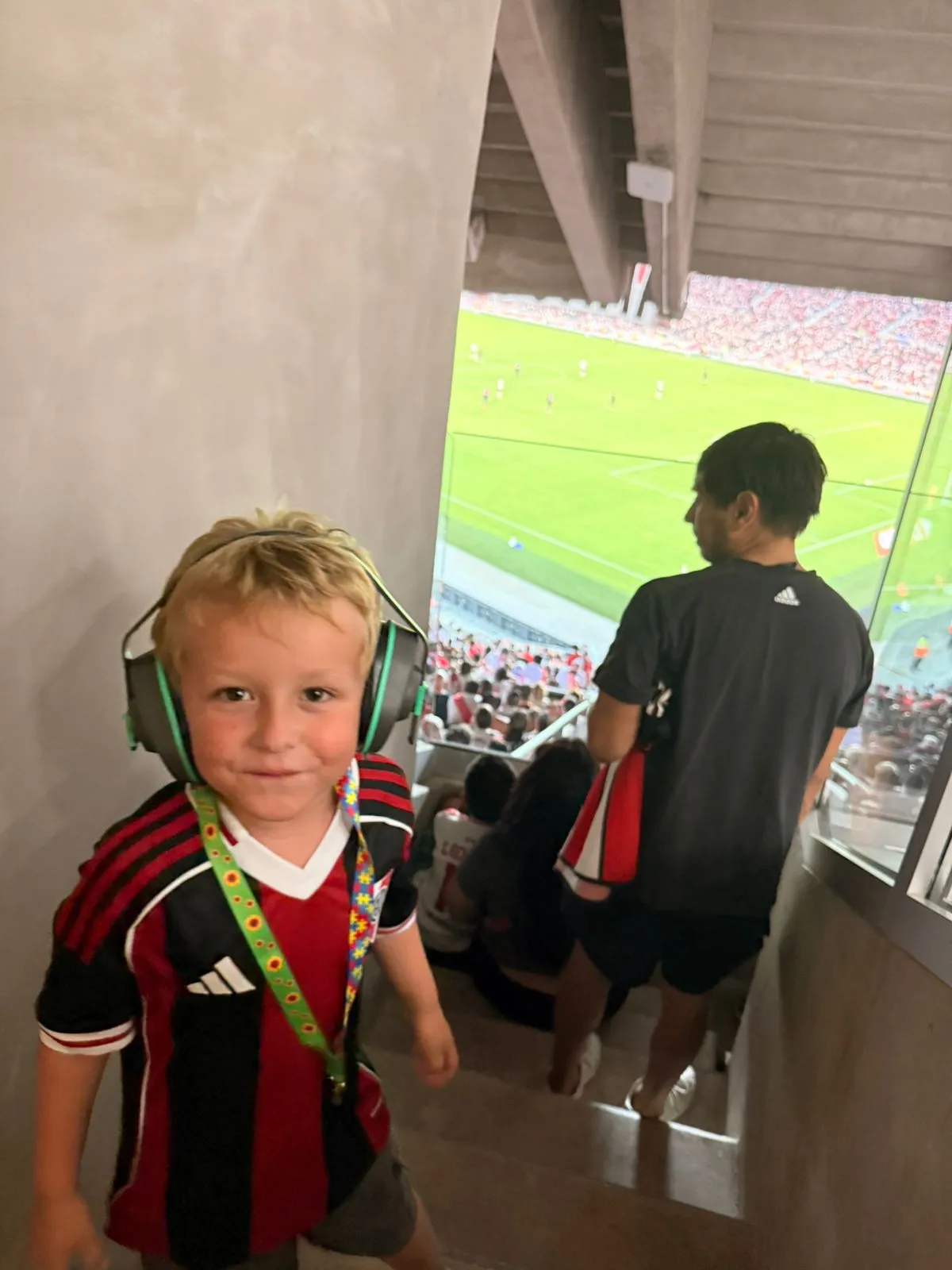 Alvarito, en la tribuna alentando a River por primera vez.