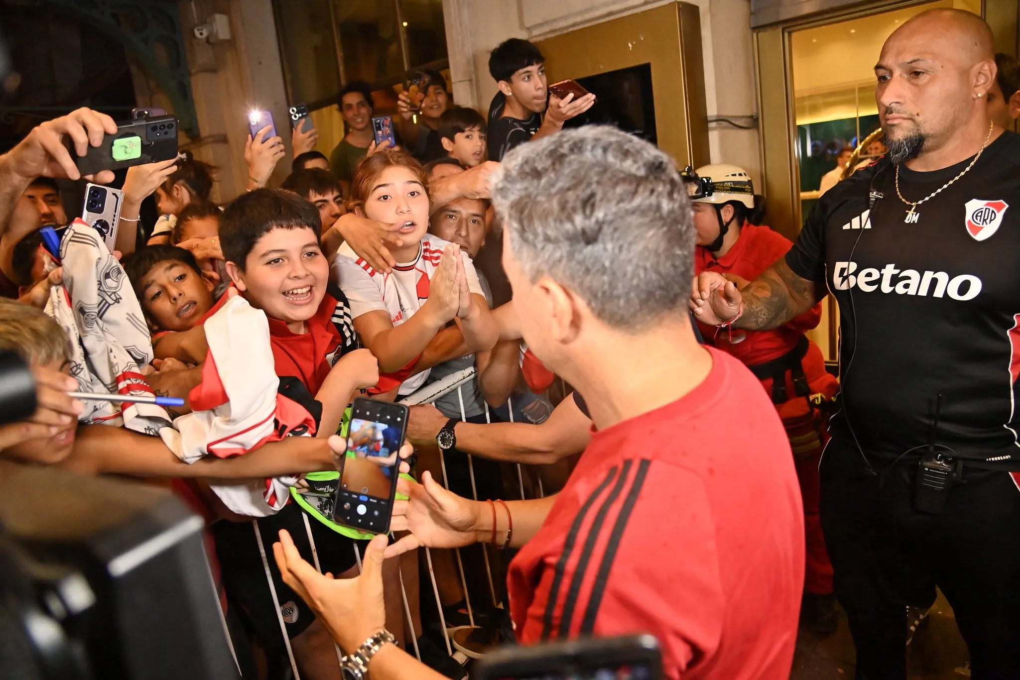 Gallardo se acercó a sacarse fotos con los hinchas que lo esperaron en la puerta del hotel. (Foto: Prensa River).