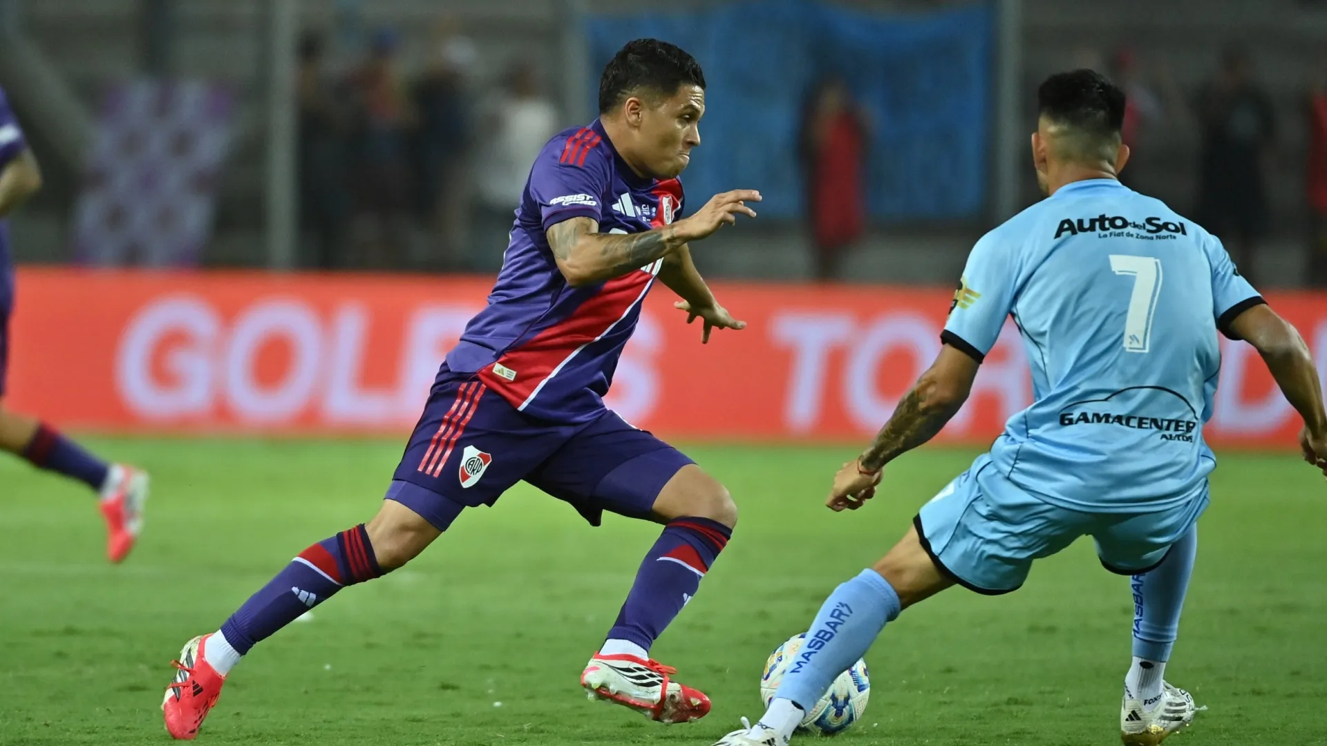 Juanfer, figura de River en San Luis.