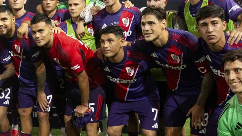 Tras la victoria de River ante Ciudad de Bolívar, Salas posó con el resto de sus compañeros junto al cheque que entrega la competencia.