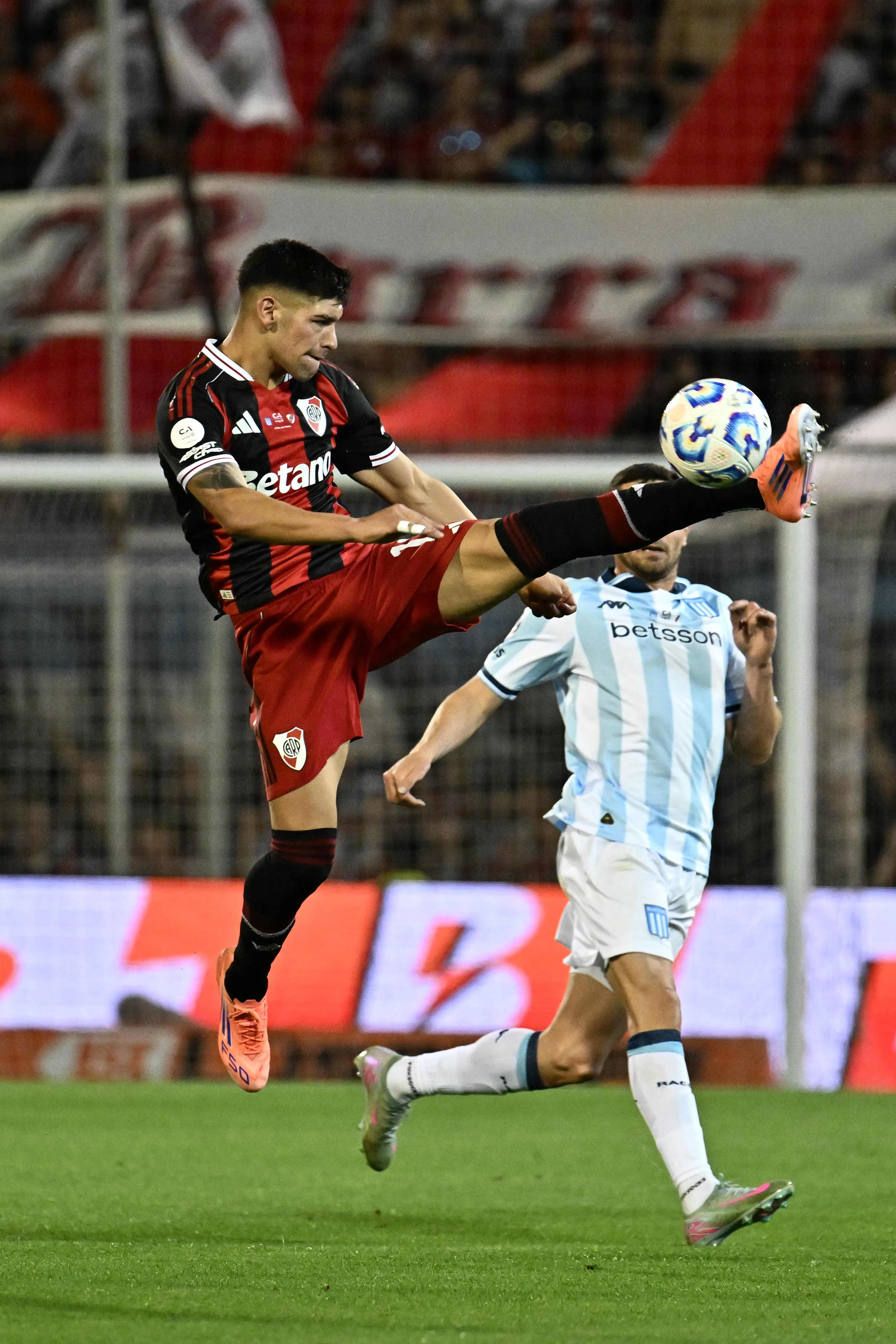 Rivero bajó su nivel en el comienzo de este 2026 y dejó la hendija abierta para el regreso de Paulo Díaz. (Getty Images)