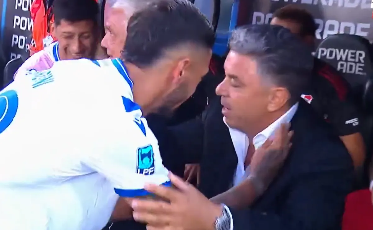 Lanzini y Gallardo se saludan en el Estadio José Amalfitani.
