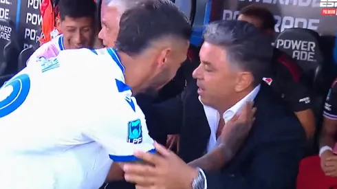 Lanzini y Gallardo se saludan en el Estadio José Amalfitani.