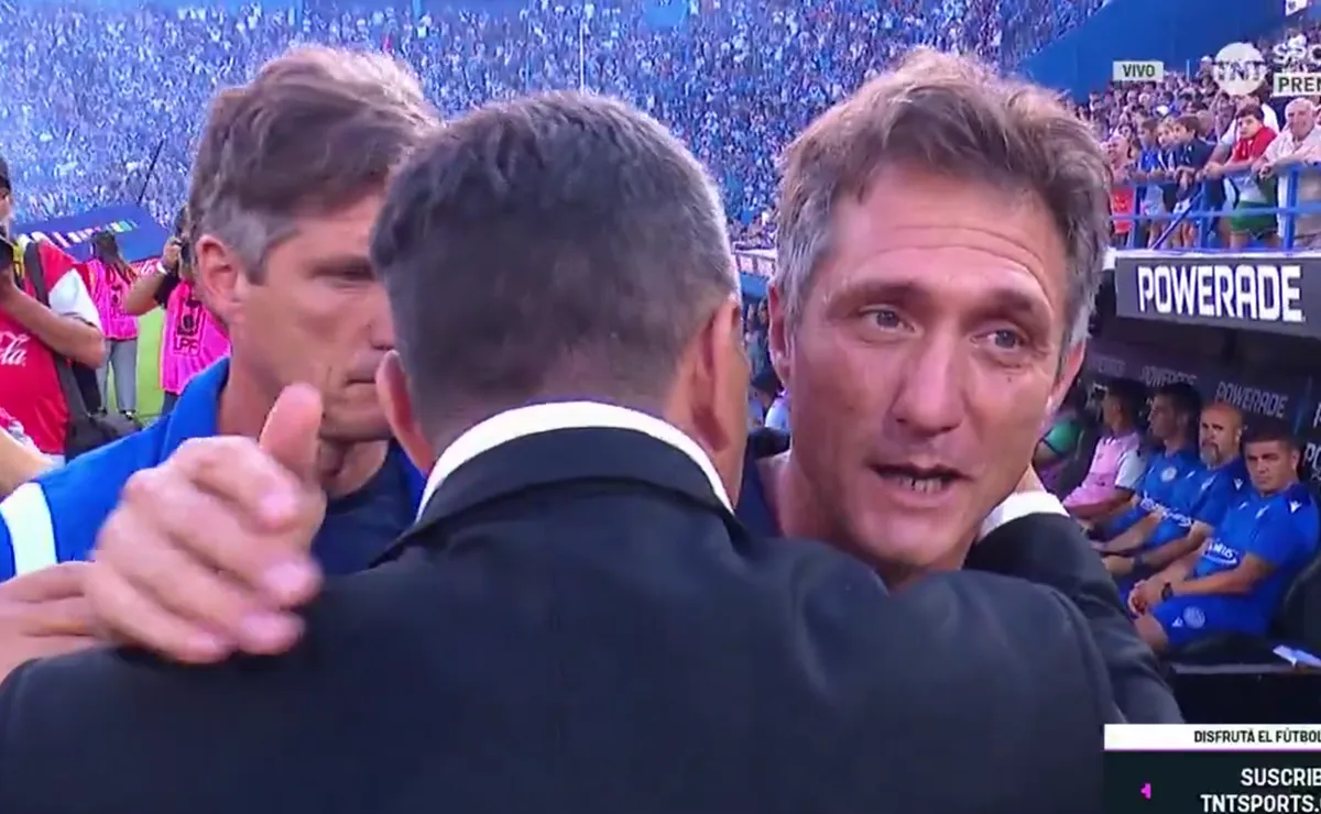 El saludo entre los DTs finalistas de Madrid.
