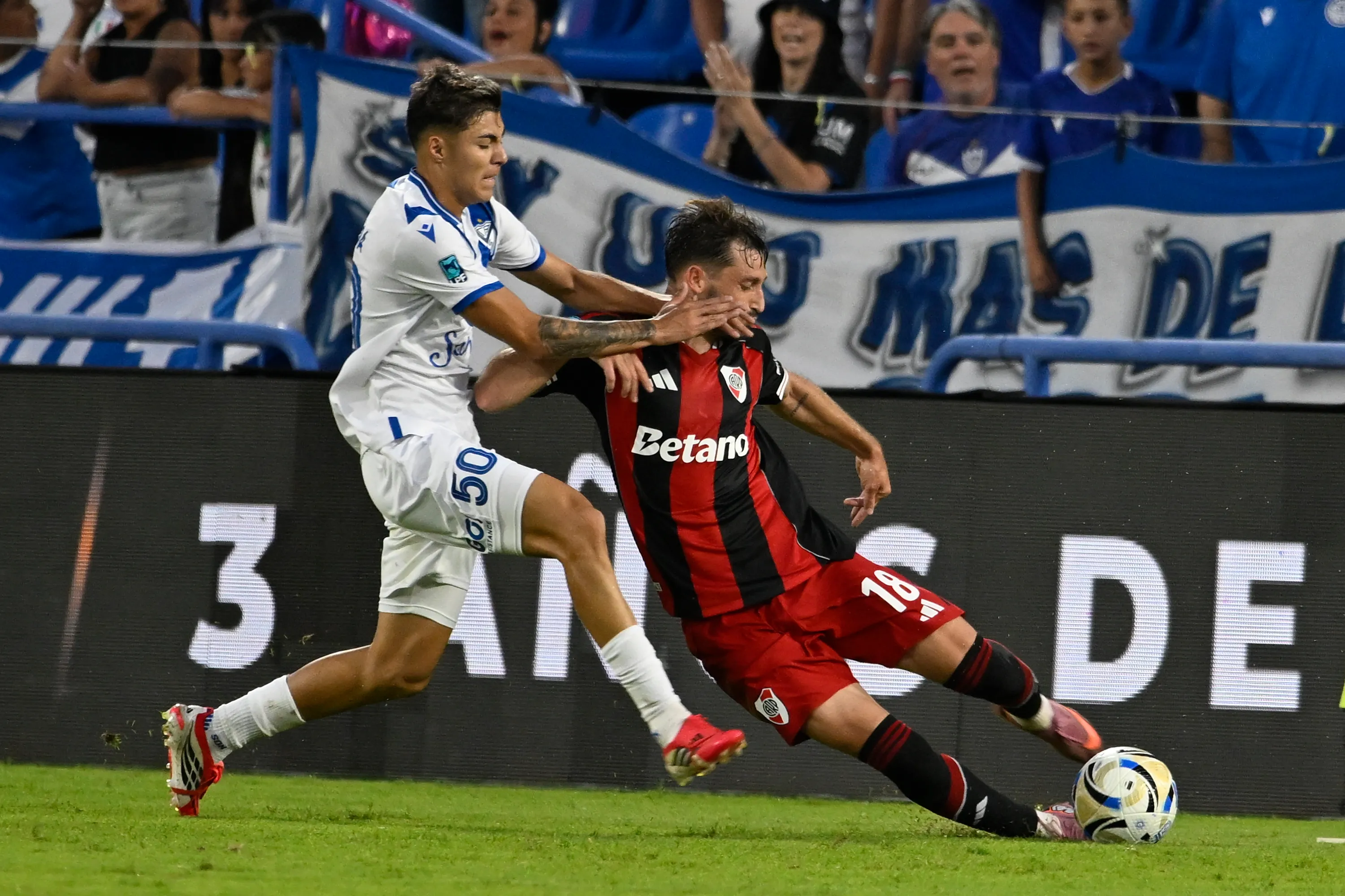 Matías Viña jugó los 90′ ante Vélez.