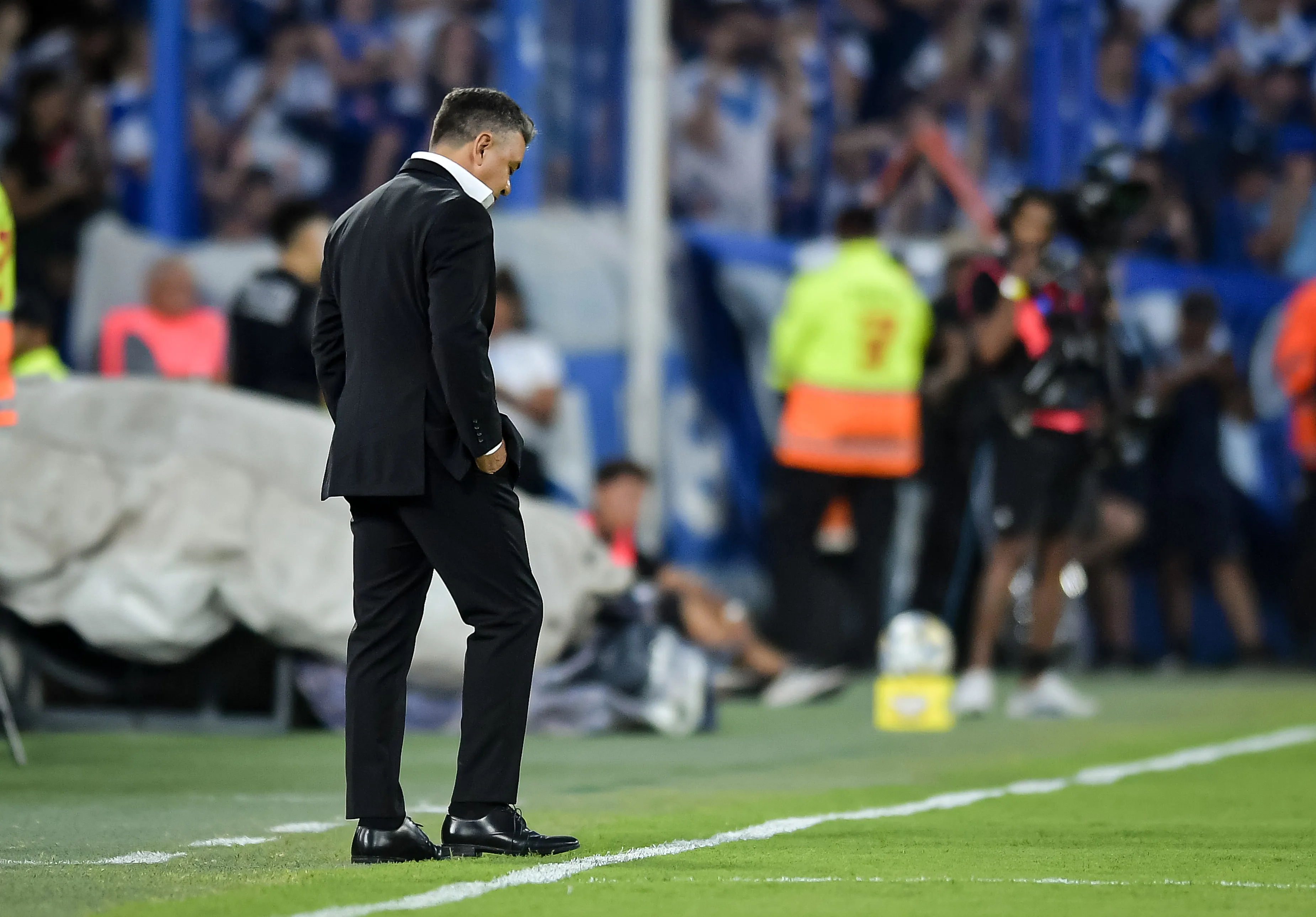 Gallardo se fue de Liniers sin hablar y piensa qué hacer con su futuro como DT.