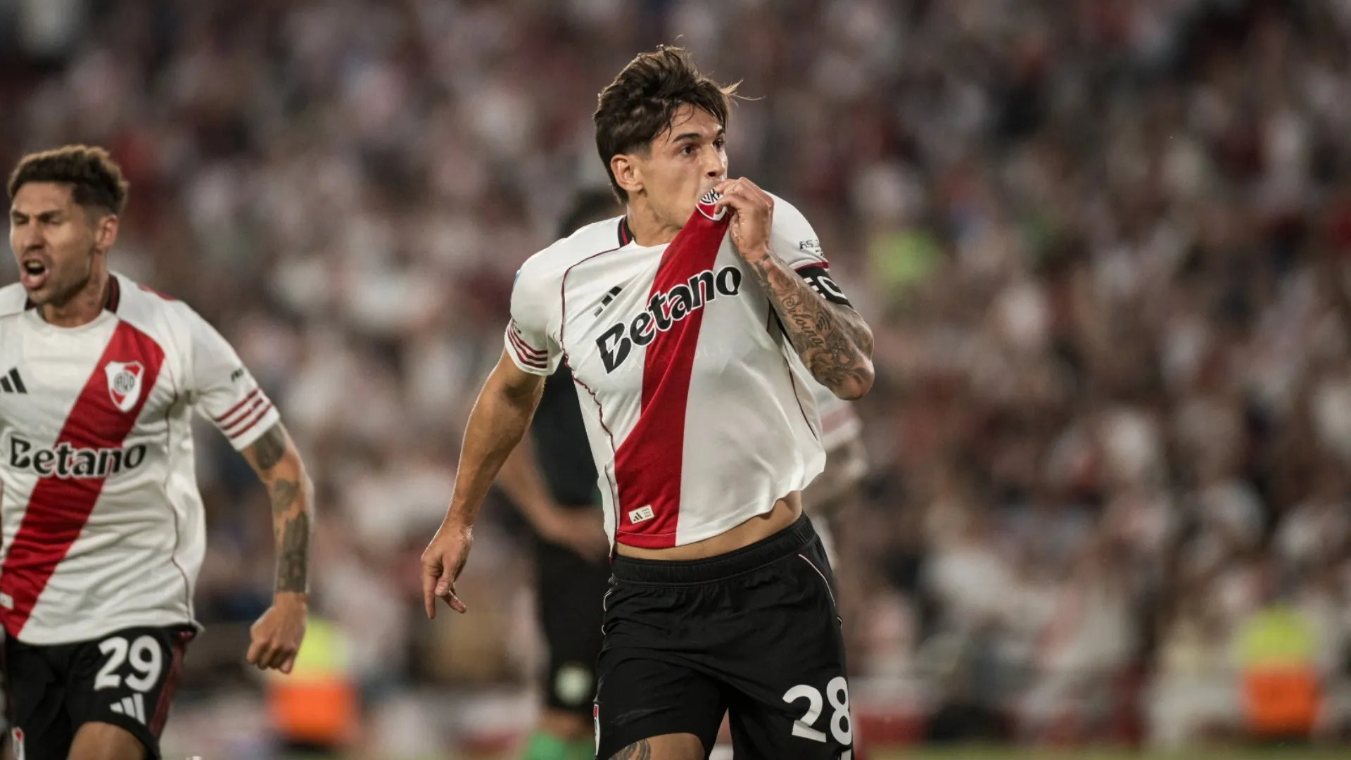 Martínez Quarta redondeó un buen partido y fue uno de los puntos altos.