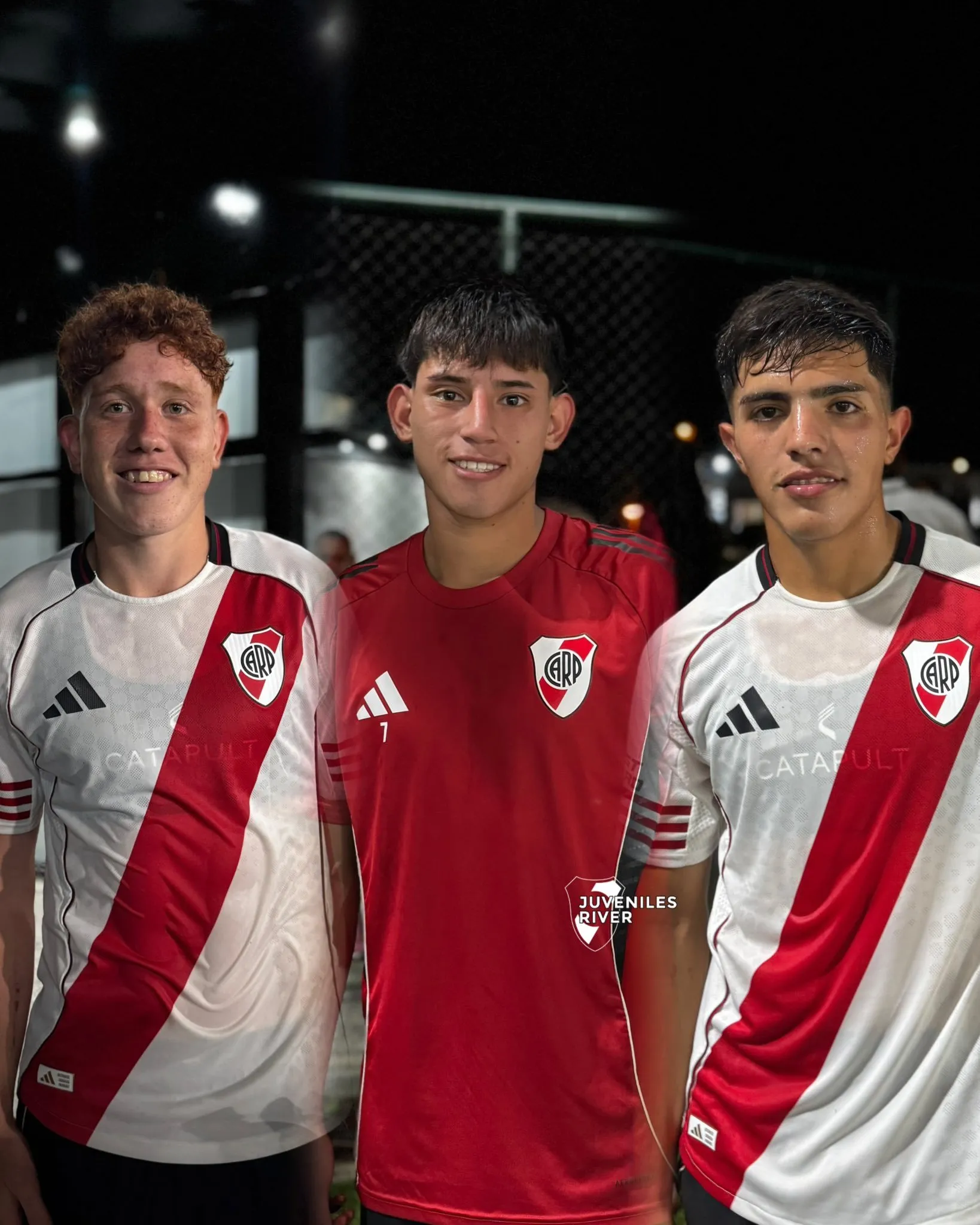 Maxi Soria, a la izquierda, junto a Gonzalo Pereyra y Thiago Salvatierra, otros dos jugadores que debutaron en el último partido de Reserva. (Foto: Iona Bitler / Juveniles River).