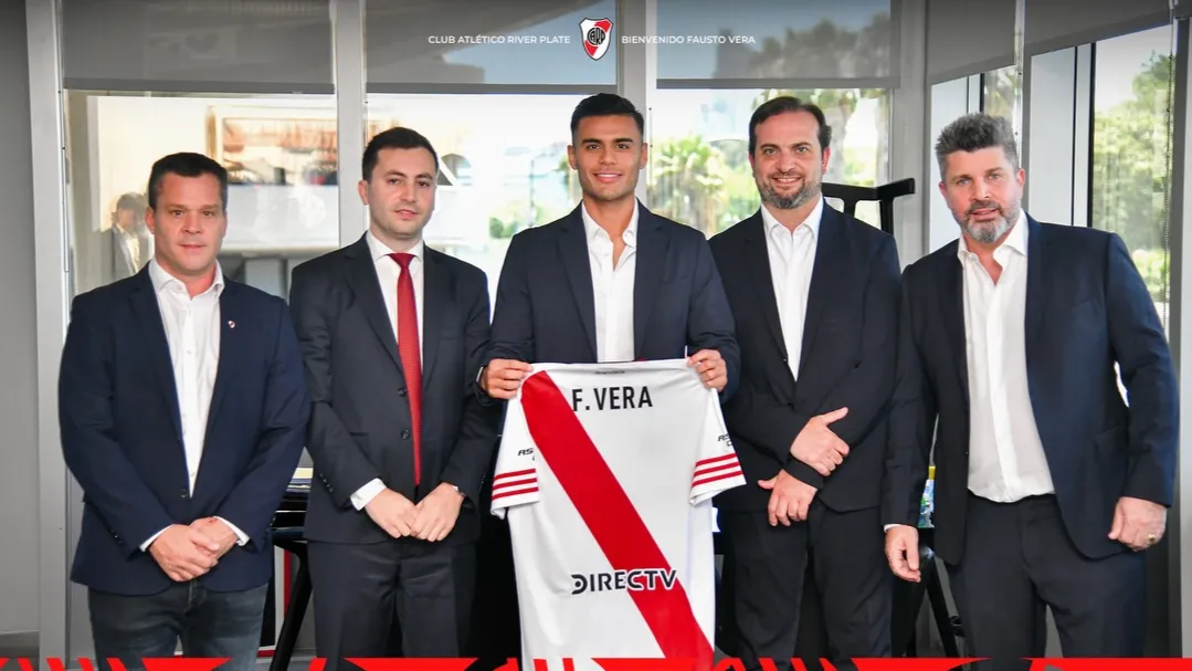 Bragarnik (derecha) presente en la firma de contrato de Fausto Vera