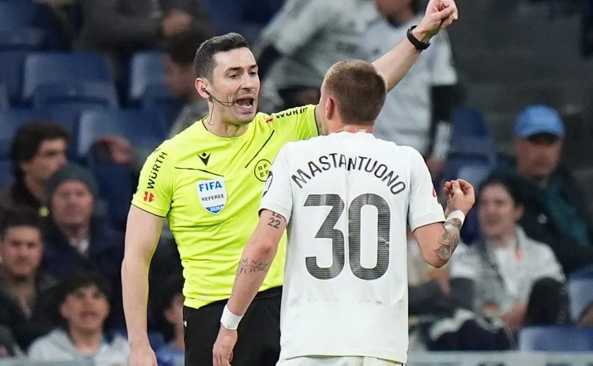 Mastantuono recibió la primera expulsión de su carrera.