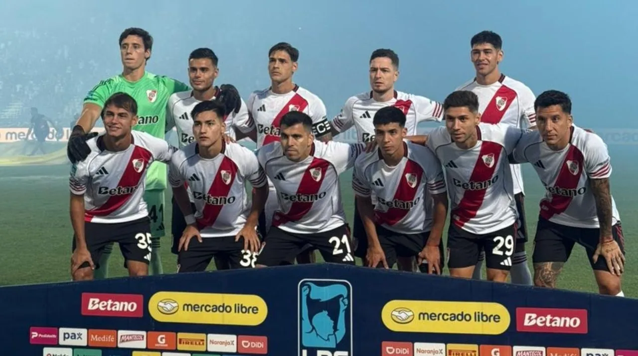 Los once de River que enfrentaron a la Lepra. Foto: @LigaAFA.