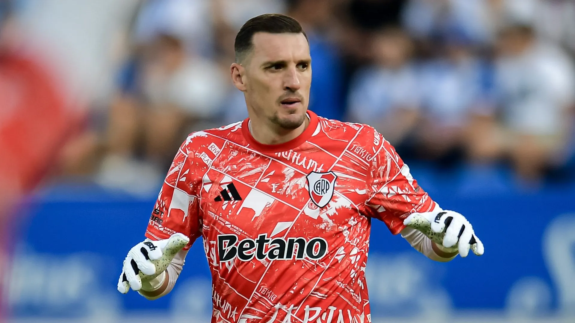 Armani se someterá a un tratamiento para recuperarse de su lesión.