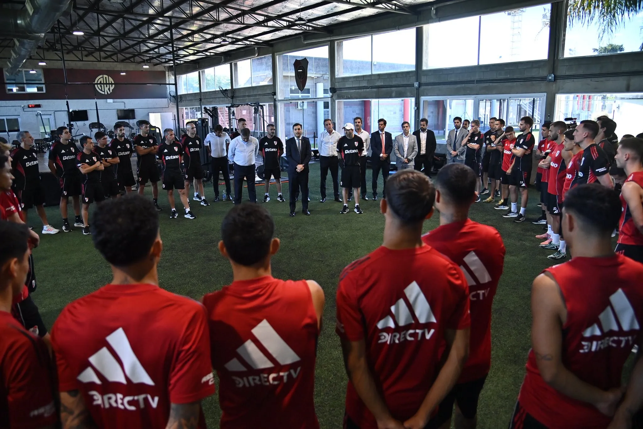 Coudet fue presentado ante el plantel de River en Ezeiza. (Foto: Prensa River).