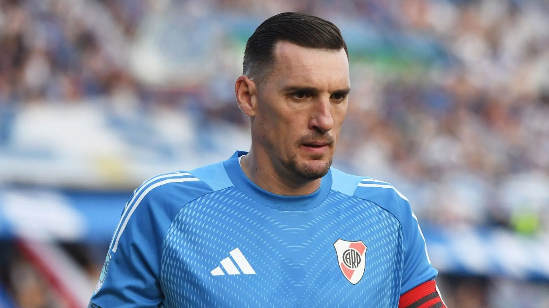 Armani no está cerca del alta médica todavía.