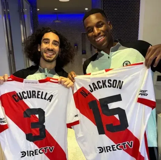 Cucurella y Nico Jackson recibieron obsequios de Enzo