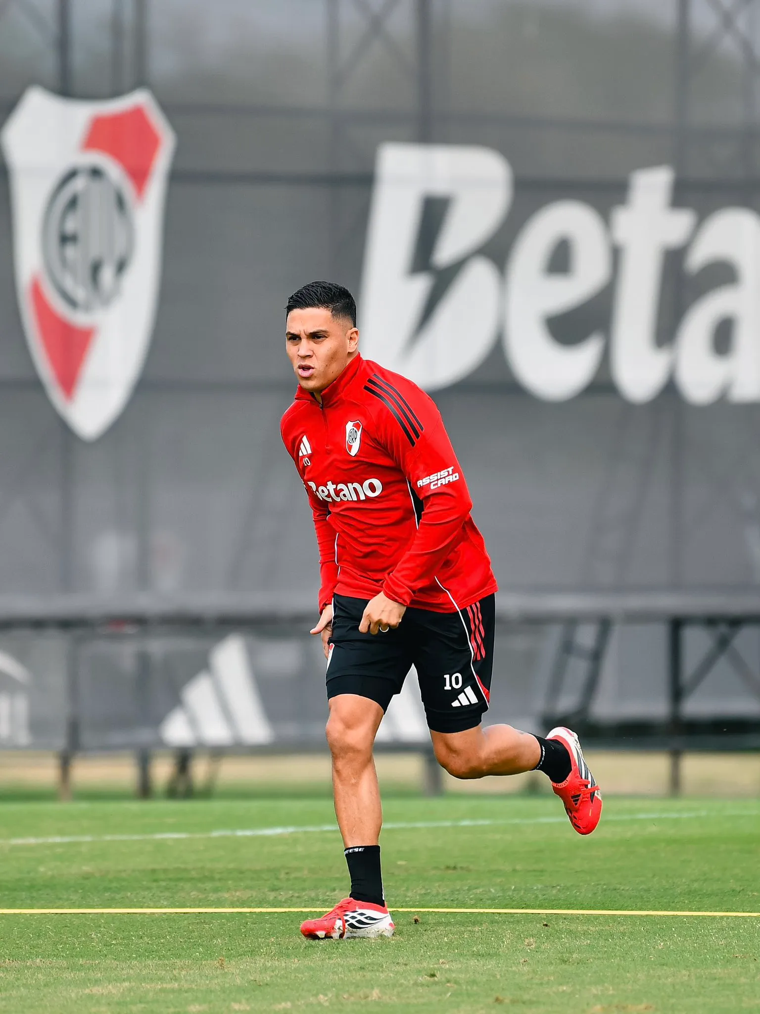 ¿Estará Juanfer frente a Huracán? (@RiverPlate)