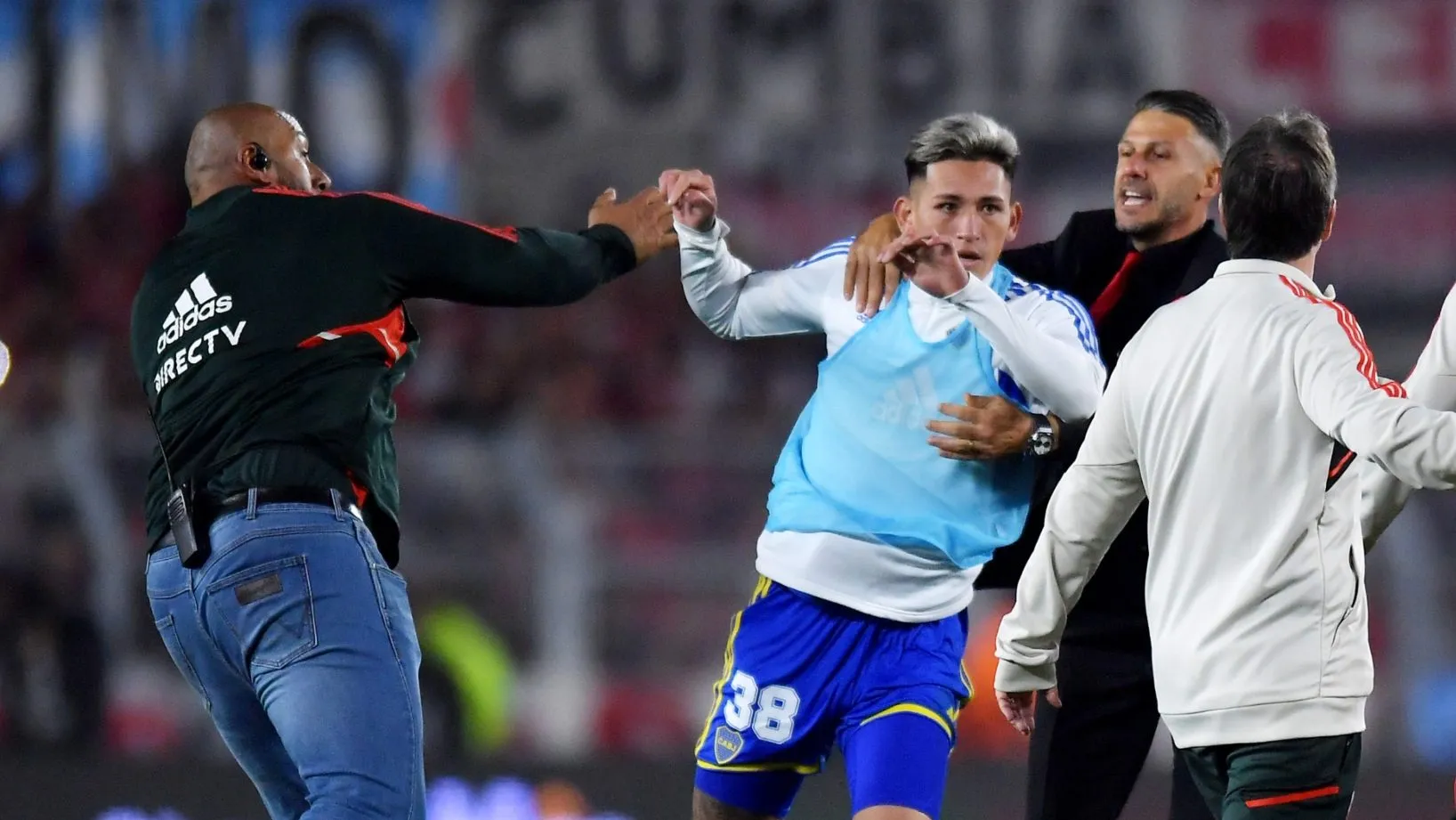 La Roca intentando contener a Vázquez.