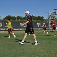 Susto para Coudet: el defensor que tuvo un golpe en la práctica de River y bajó cargas pensando en Huracán