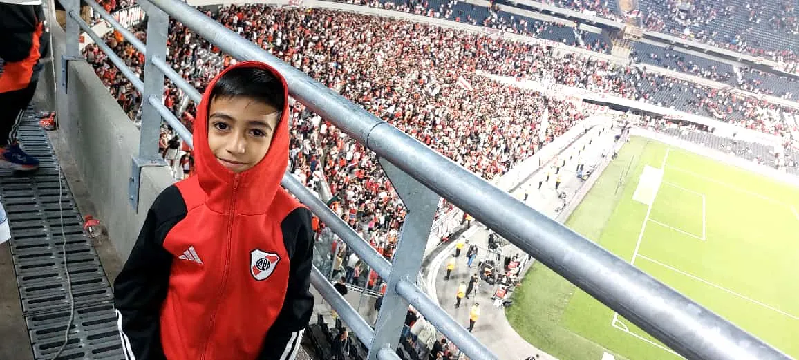 Lisandro en su experiencia en el Monumental alentando a River