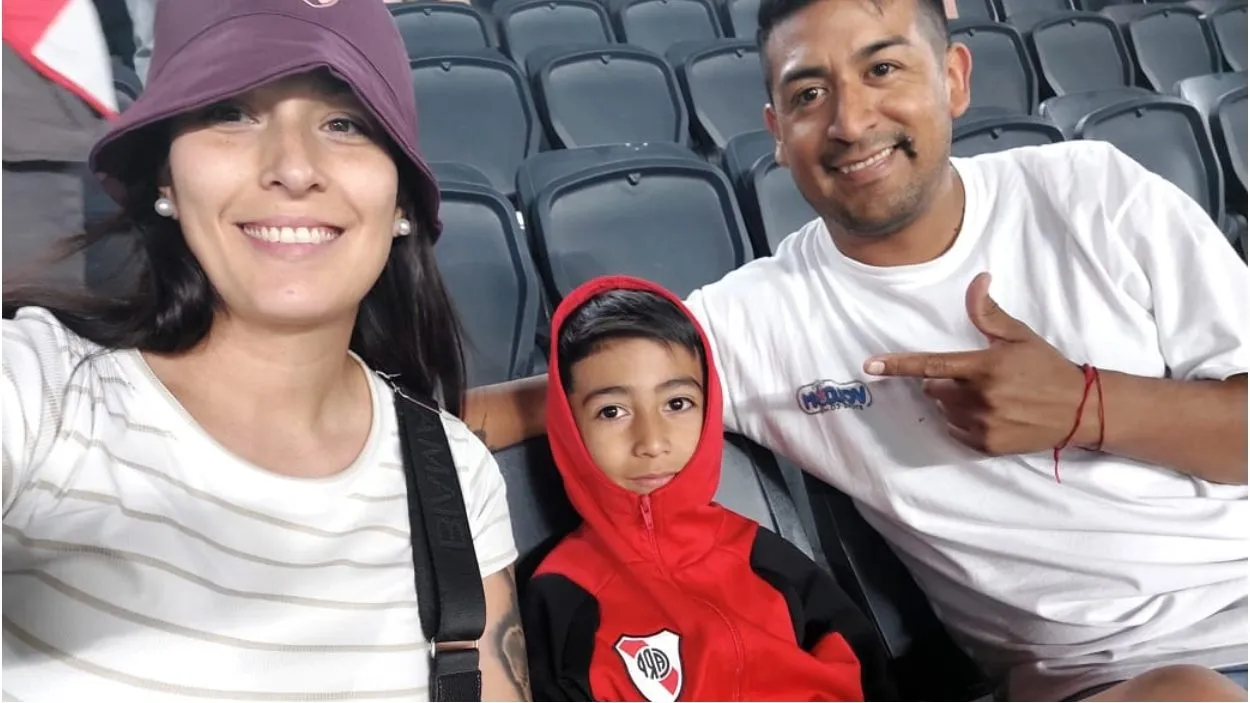 Lisandro, bien de River, y sus padres de Racing haciéndole el aguante en el Monumental.
