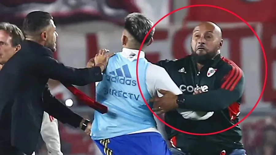 La Roca en medio de la batalla campal tratando de contener a Luis Vázquez, jugador de Boca.