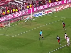 VIDEO | Coudet hizo patear a Juanfer apenas entró y malogró el penal