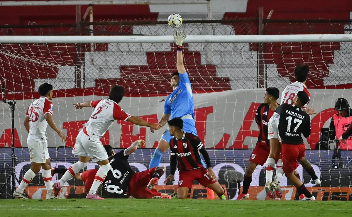El atajadón de Santiago Beltrán contra Huracán.