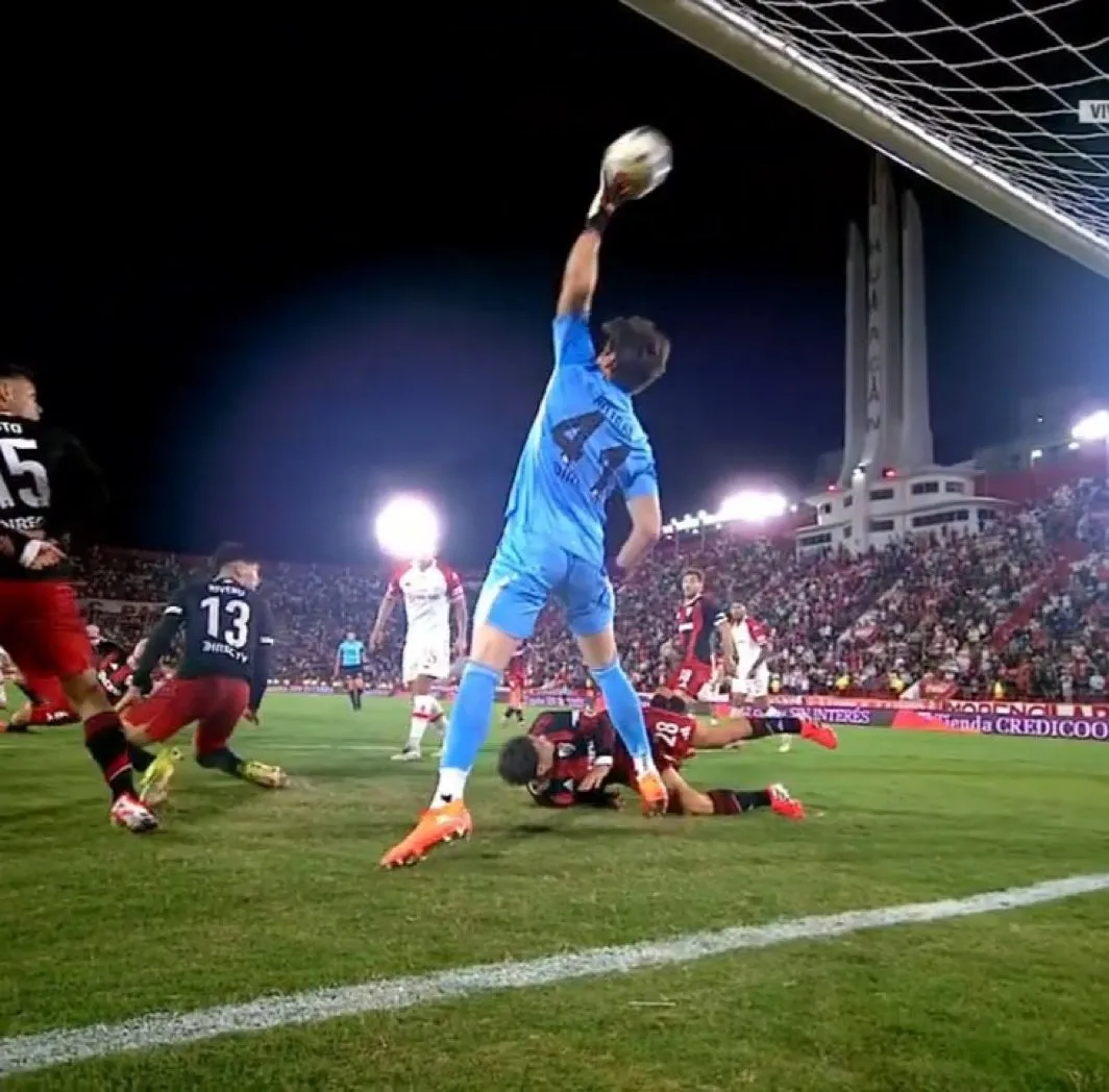 Con la yema de los deods: el manotazo salvador de Beltrán al remate de Blondel.