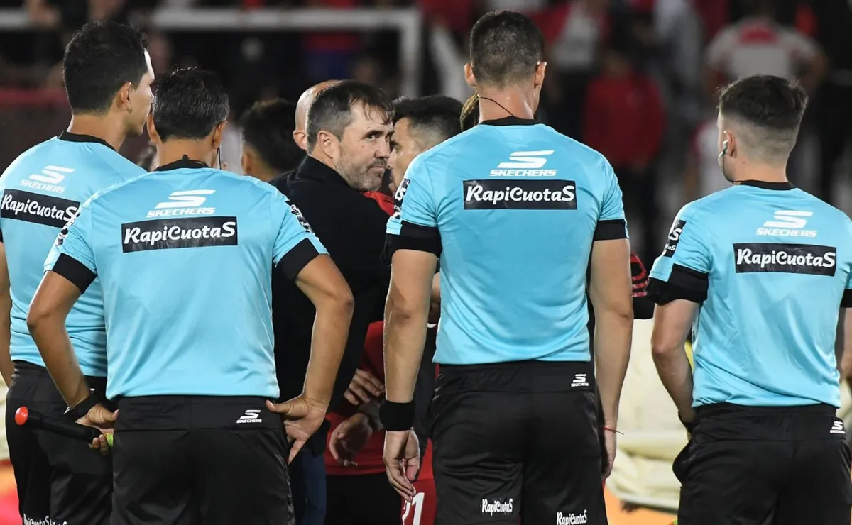 El Chacho confrontó a los árbitros.