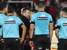 No se vio: Coudet y una mirada desafiante contra el árbitro Ramírez, casi cara a cara