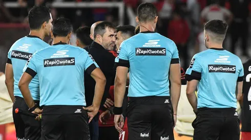 El Chacho confrontó a los árbitros.
