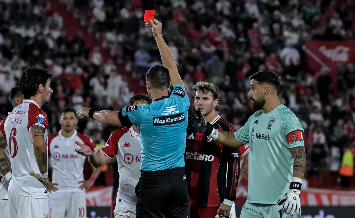 Colidio vio la roja después de ingresar desde el banco.