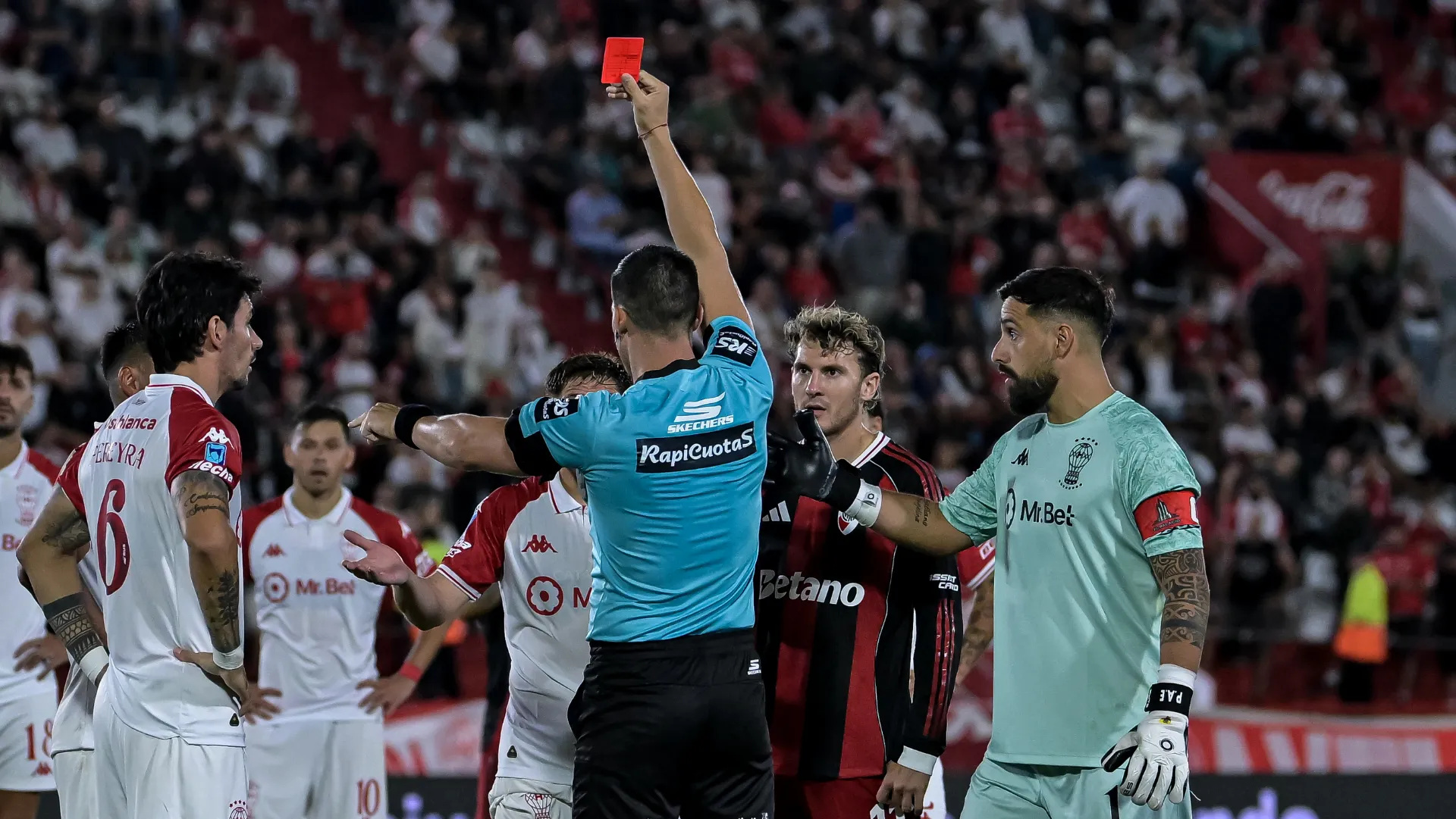Colidio vio la roja después de ingresar desde el banco.