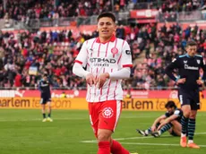 Una locura: Echeverri marcó su primer gol en Girona ¡y dio una asistencia de chilena!