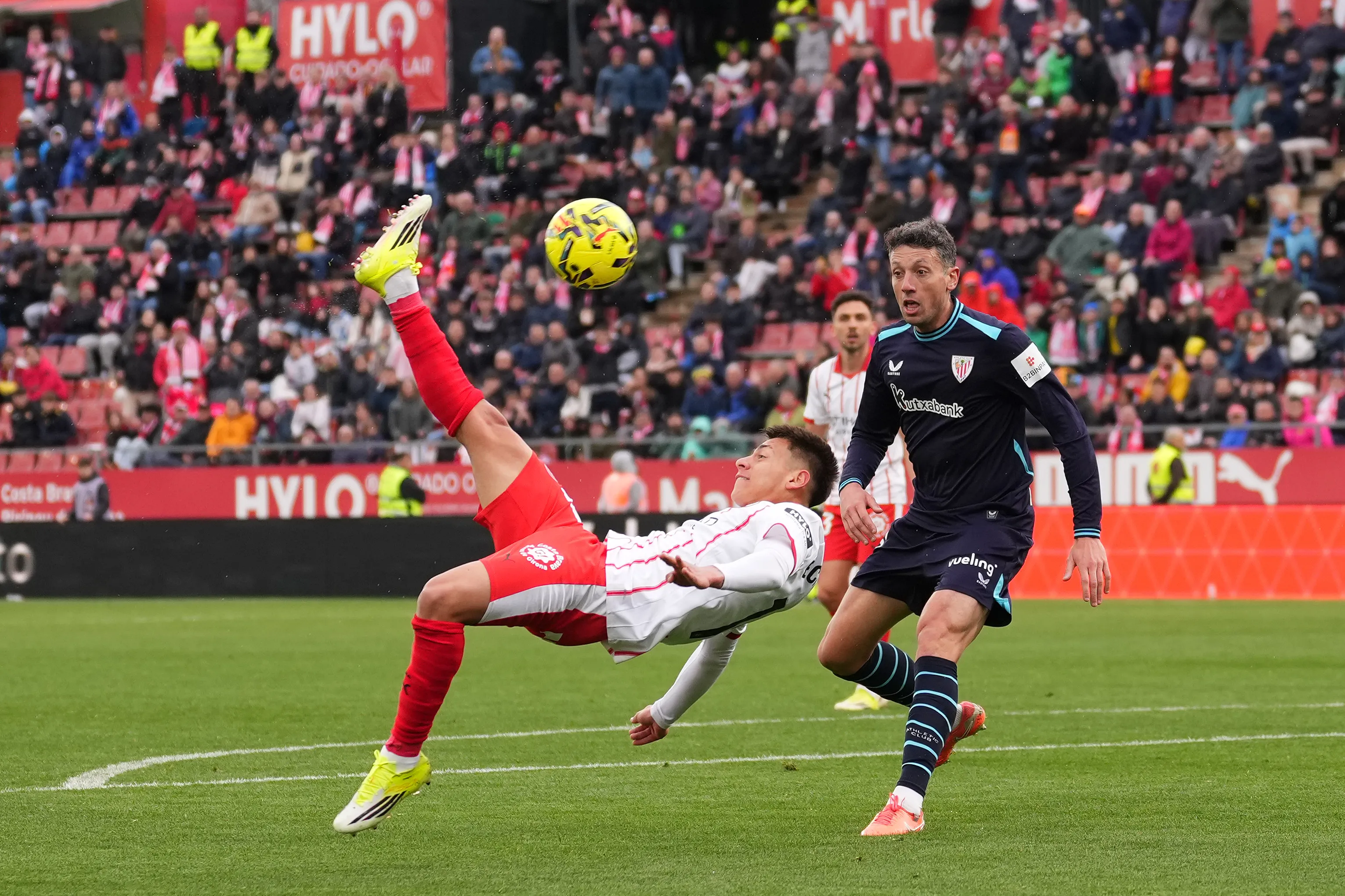 El momento de la asistencia: pase gol de chilena del Diablito en España. (Foto: Getty).