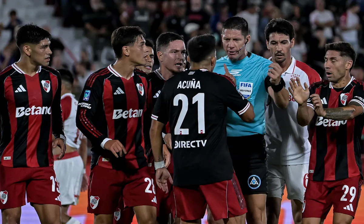 Dos jugadores de River deben cuidarse.