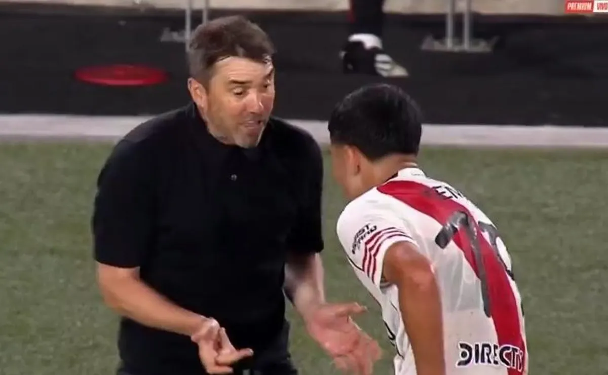 La indicación de Coudet a Kendry en la previa del gol.