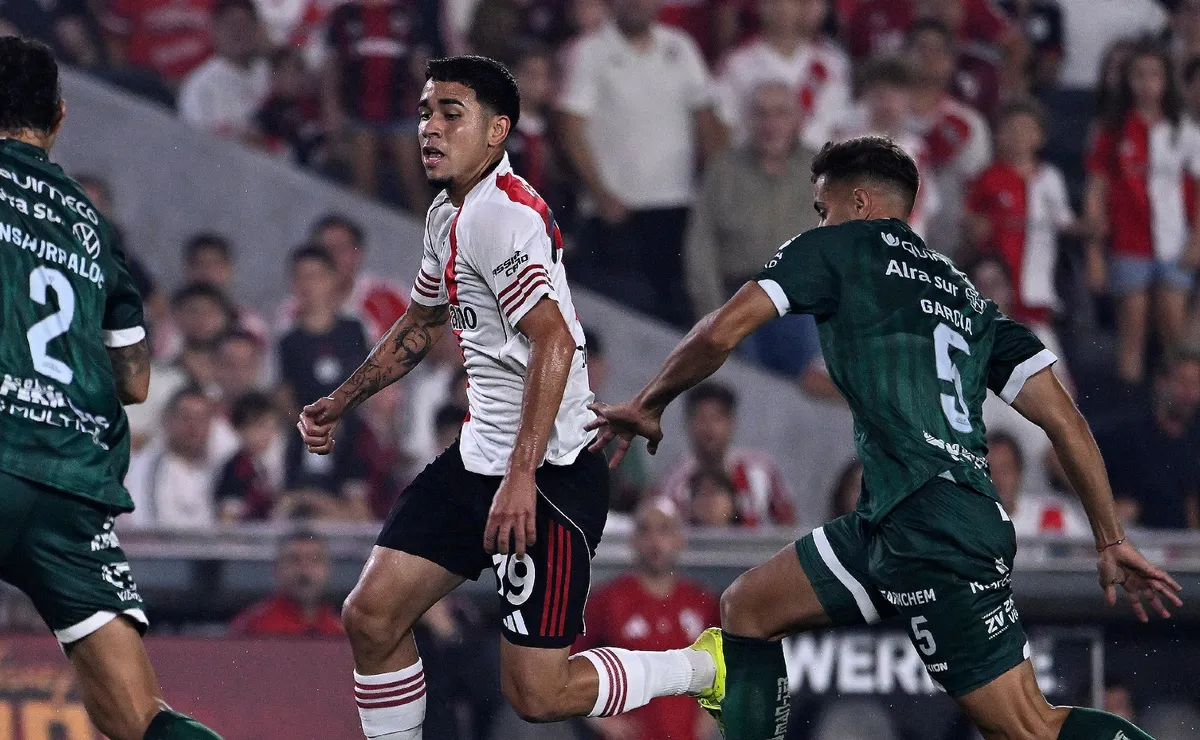 Por qué Kendry Páez salió en el ET de River vs. Sarmiento.