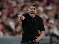 "Estás caminando, corré carajo": Coudet se volvió loco con un jugador en pleno partido con Sarmiento