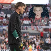 Javier Burrai, arquero de Sarmiento, se emocionó cuando le mostraron una foto suya de niño con la camiseta de River